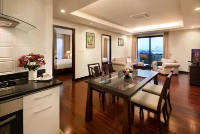 Appartamento con tre camere da letto e balcone — Elegant Suites Westlake